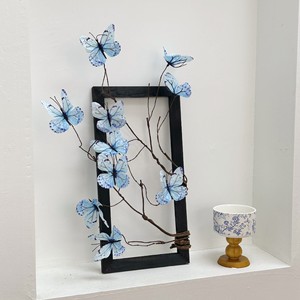Timo Dead Branch Butterfly - Arte de pared enmarcado con ramo de decoración artificial de plástico, rojo oscuro, 5 cabezas - Product Image 2