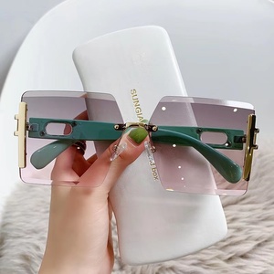 Wholesale Fashion UV 400 Designer Rimless Sunglasses for Women Oversized Thin Face Box <strong>Korean</strong> Sun <strong>Glasses</strong> with PC Frame - Product Image 5