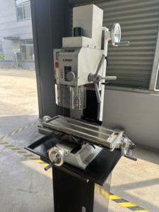 Tour à métaux vertical manuel <span class=keywords><strong>de</strong></span> haute précision WMD25V avec tête inclinable, fraisage frontal et d'extrémité, service léger, 220V - Product Image 1