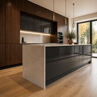 Meubles de cuisine sur mesure à finition ultra brillante avec îlot de rangement sans poignées et garde-manger pleine hauteur pour maisons modernes
