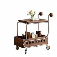 Table basse mobile à déplacement latéral en bois massif de begonnie avec plateau, panier de rangement, cadre en acier inoxydable poli et chariot à boissons sur roulettes