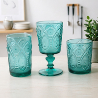 Vente en gros de tasses en verre pressé à motif paon antique, gobelets en verre coloré de tailles variées pour la revente au détail