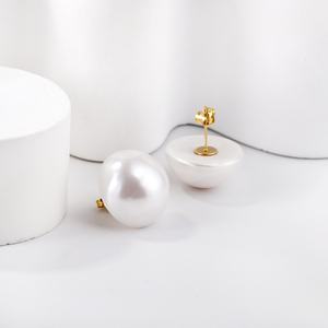 Boucles d'oreilles clous en acier inoxydable plaqué or 18 carats pour femmes, avec perles naturelles véritables, anti-ternissement, style Huggies tendance - Product Image 3