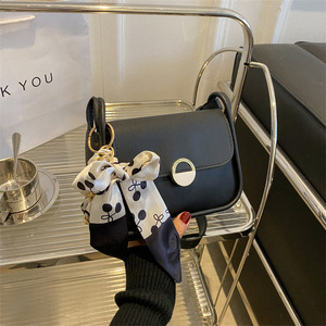 أحدث حقائب يد نسائية فاخرة بتصميم شريطي طويل وعصري للكتف للبيع بالجملة - Product Image 3