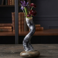 Moderne Gebürstete Silberne Abstrakte Vasenskulptur Handgefertigte Langlebige Kunstharz-Tischdekoration Hochzeitstisch-Deko Wohnungsstyling-Vase