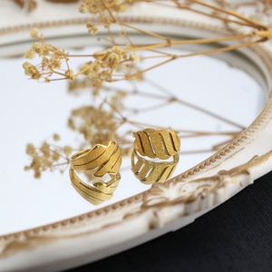 แหวนสแตนเลสสตีลชุบทอง 14k 18k ดีไซน์ปีก สำหรับผู้หญิง ป้องกันอาการแพ้ ไม่หมอง ไม่เป็นสนิม กันน้ำ - Product Image 3