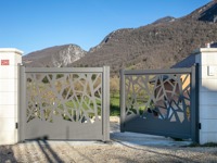 Puertas de entrada de aluminio automáticas de doble oscilación Puerta de enrejado de esgrima de seguridad negra para Villa