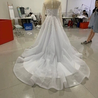 Robe de mariée de style princesse, col en V, manches longues en dentelle, avec appliques de sequins et corsage perlé, traîne balayante, couleur ivoire