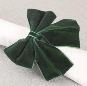 Anneaux <span class=keywords><strong>de</strong></span> <span class=keywords><strong>serviette</strong></span> <span class=keywords><strong>en</strong></span> <span class=keywords><strong>tissu</strong></span> tricoté vert foncé faits à la main avec nœud, pour Noël, hôtels <span class=keywords><strong>de</strong></span> luxe et réceptions - Product Image 1