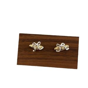 ต่างหูดีไซน์ครัวซองต์สำหรับผู้หญิงมีขนาดเล็กและทันสมัย ​​สง่างามและเข้ากับทุกชุด - Product Image 5