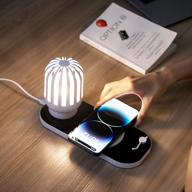 3 in 1 Living Room Bedroom Bedside Decorative Wireless Charging Table Lamp Speaker LED Desk Lamp with USB Charging Port
