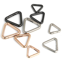 Mousquetons à ressort ouvrables, crochets porte-clés triangulaires, attaches pour sacs, connecteurs de chaînes pour chiens, crochets métalliques triangulaires