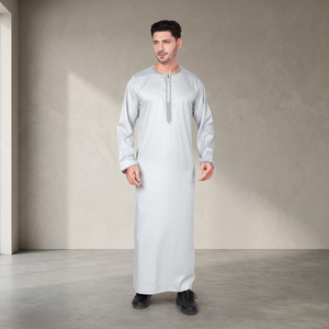 Thobe arabe gris clair de qualité supérieure pour hommes avec col brodé, manches longues, Kandura saoudienne pour les acheteurs du Moyen-Orient et d'Europe - Product Image 3