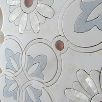 Lanterne en pierre lime naturelle, mélange de perles de marbre blanc pur, carrelage mosaïque à fleurs à jet d'eau