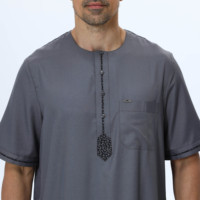Vente en gros de vêtements musulmans de haute qualité usine islamique Dubai Robe Maroc Jubbah broderie manches courtes Saoudi pour hommes Thobe