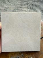 Plan de toilette en quartz Calacatta blanc avec veines grises