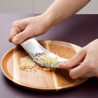 Kit d'Éplucheur et Presse-ail 3-en-1 en Acier Inoxydable Easy Clean avec Brosse à Rouleau en Silicone
