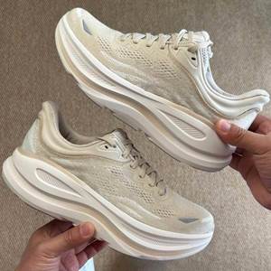 Chaussures de course sportives pour hommes Hoka Bondi 9 en promotion – Baskets antidérapantes, respirantes et confortables, rehaussantes - Product Image 5