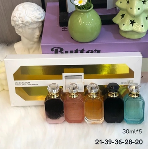 Perfume Líquido Eau de Parfum al por Mayor, Set de 4 x 30 ml, Caja de Regalo Premium, Mini Perfume en Spray de Larga Duración para Mujer, Aroma Floral y Frutal Moderno - Product Image 4