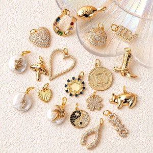 Ramo de Dijes de Perlas Barrocas con Iconos Dorados |   Perlas de Agua Dulce con Motivos de Circonio y Baño de Oro de 18K para la Creación de Joyería DIY - Product Image 4