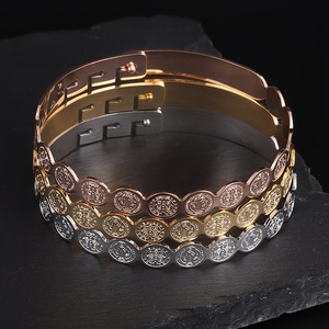 Classico Bracciale Sportivo/Casual in Acciaio Inossidabile 316 Placcato Oro con Cornice di San Benedetto, Gioiello Amuleto Cattolico di Gesù <span class=keywords><strong>per</strong></span> Uomini e Donne - Product Image 4