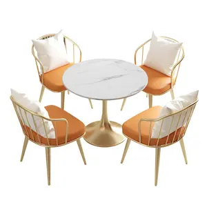 नॉर्डिक कॉफी शॉप कैफे संगमरमर मखमल सोने धातु पैर बैठने की डिजाइन रेस्तरां फर्नीचर सेट मेज और कुर्सियों