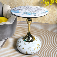 Table d'appoint ronde moderne en marbre, plateau en pierre blanche, pied en métal doré en forme de tulipe, base ronde en marbre, table d'appoint minimaliste pour salon