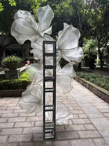 <span class=keywords><strong>Fiori</strong></span> Giganti Personalizzabili in Tulle Plissettato Perlescente con Struttura in Filo Metallico, Perfetti per Matrimoni ed Eventi - Product Image 2