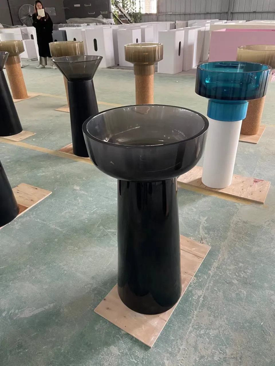 Fregaderos de pedestal transparentes más vendidos modernos Lavabo de pedestal de baño de superficie sólida de resina transparente
