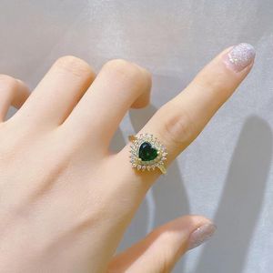 Anillo de Diseño Retro Lujoso y Moderno de Cristal 2025, Anillo de Amor con Sentido de la Elegancia para Personas Mayores - Product Image 5