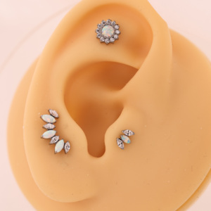 Pendiente de Titanio Grado Implante G23 con Circonita Boho y Ópalo Marquise en Racimo, para Labret, Cartílago y Hélice, con Rosca Interna - Product Image 3