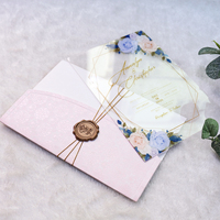 Suite d'invitations de mariage personnalisées en acrylique floral avec pochettes à motif dentelle, sceau de cire et cordon doré pour la papeterie de réception de mariage