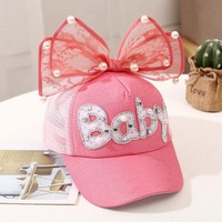 Gorra de béisbol de malla para niñas, con lazo, perlas decorativas y letras de lentejuelas, ajustable, para verano, venta al por mayor