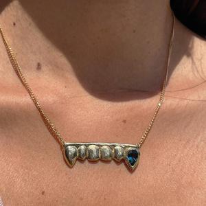 Collar de colmillos de demonio, cadena de clavícula incisiva, colgante de Zirconia con gota de agua, acero inoxidable, chapado en oro genuino