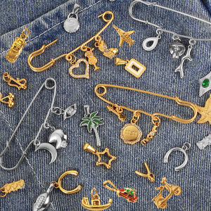 Breloques personnalisées en acier inoxydable pendentifs et breloques de mode plaqués or étanches pour coque de téléphone broche de sac broche fabrication de bijoux - Product Image 1