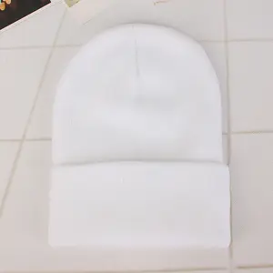 Оптовая продажа, простые вязаные зимние шапки унисекс с вышитым логотипом на заказ