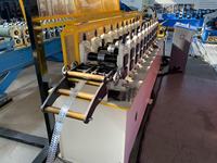 Machine de formage de profilés en acier à grande vitesse, contrôlée par PLC, entraînée par moteur, avec transmission par engrenages pour la production personnalisable de profilés en acier.