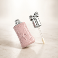 Tube de brillant à lèvres en argent de luxe en gros, design en forme d'arc, artisanat en relief, emballage cosmétique en plastique, conteneur vide pour brillant à lèvres