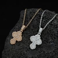 Collier en gros plaqué or et argent avec micro-pavé de zircons étincelants, motif trèfle et croix, avec chaîne en corde