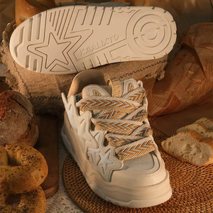 Chaussures de skate rétro beiges crème, semelle plateforme multi-couches avec détails étoiles, baskets décontractées élégantes pour hommes et femmes - Product Image 1