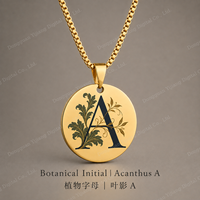 Collier avec pendentif initial botanique, médaillon personnalisé avec lettre, bijoux floraux, cadeau significatif pour hommes et femmes