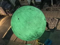 Lune lumineuse gonflable colorée pour le festival du Ramadan, utilisée pour la décoration des espaces extérieurs et des fêtes sur le thème de l'espace.