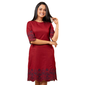 Vestido Corto Clásico de Lino de Alta Calidad con Detalle de Bordado Festoneado Color Granate para Mujer - Product Image 3