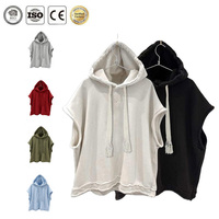 Cape à capuche superposée avec coupe poncho sans manches, cordon de serrage et bordure de manche roulée pour les tenues de villégiature et les looks de bord de piscine