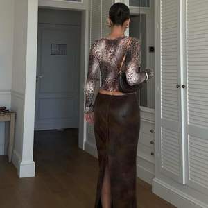 เสื้อครอปแขนยาวลายเสือชีตาห์สุดเซ็กซี่สำหรับผู้หญิง คอกลม ผ้าตาข่ายเนื้อนุ่ม ใส่ได้ทุกฤดู เหมาะสำหรับใส่ไปเที่ยวคลับ - Product Image 2