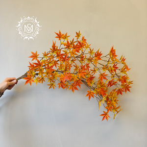 กิ่งเมเปิ้ลประดิษฐ์ที่เหมือนจริง ใบไม้สีส้มและสีเหลืองสดใสสำหรับตกแต่งในฤดูใบไม้ร่วงและงานต่างๆ - Product Image 1