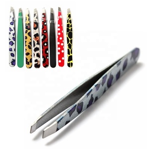 Pince à sourcils ronde en acier inoxydable à imprimé léopard avec pointe inclinée - Product Image 3