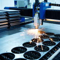 Fabrication sur mesure de boîtiers en acier inoxydable par découpe laser de précision OEM, pliage, soudage et pièces industrielles.
