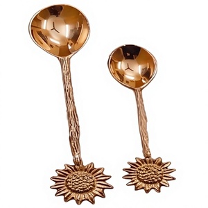 Cuillère en métal à motif floral avec finition miroir haute brillance, résistante à la rouille, pour une utilisation décorative à la table - Product Image 1