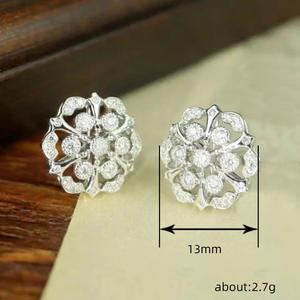 Orecchini a Perno con Fiore in Oro Bianco e Cristalli Rotondi, Incastonatura a Griffe, Gioielli Classici da Donna per Feste - Product Image 6